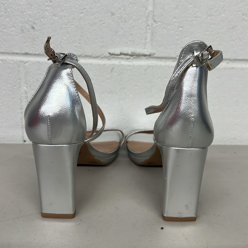 New Chinese laundry sz8.5 silver heels strappy
Open toe Taryn dress shoe prom - Picture 3 of 5